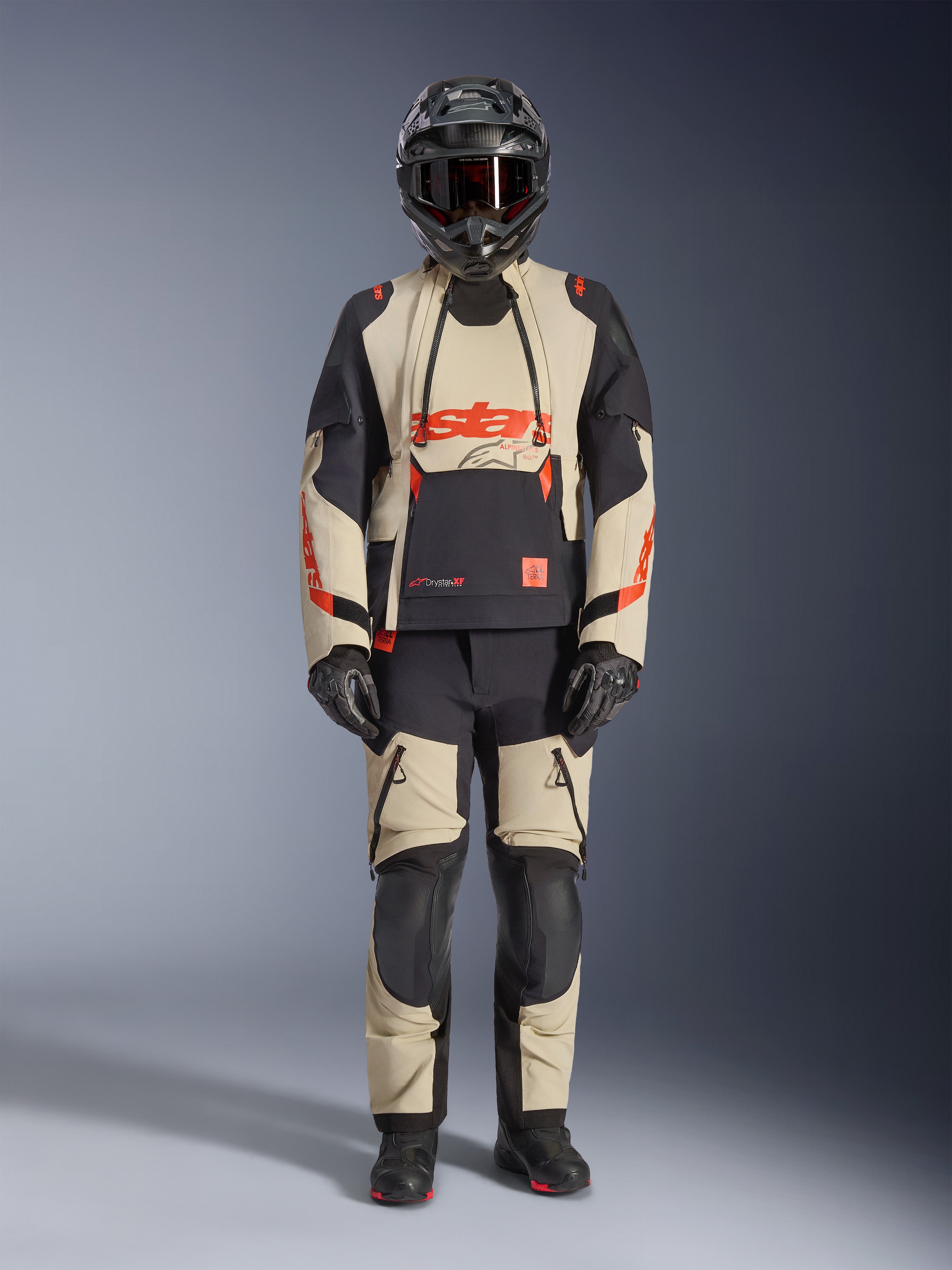 Alpinestars Halo Pro Drystar® XF lamineret jakke, adventure-motorcykeljakke, Mastic Black, beige og sort med orange detaljer, båret med matchende bukser, hjelm og handsker, teknisk design med vandtætte lynlåse og modulære paneler til terræn- og landevejskørsel