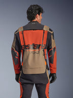 Alpinestars Halo Pro Drystar® XF lamineret jakke, Walnut Rust Black farvevariant, set bagfra, med et stort orange rygpanel med sort ASTARS-branding, walnut-farvet nederste opbevaringslomme og Tech-Air® Ready krave, båret med matchende adventure-kørebukser og sorte handsker