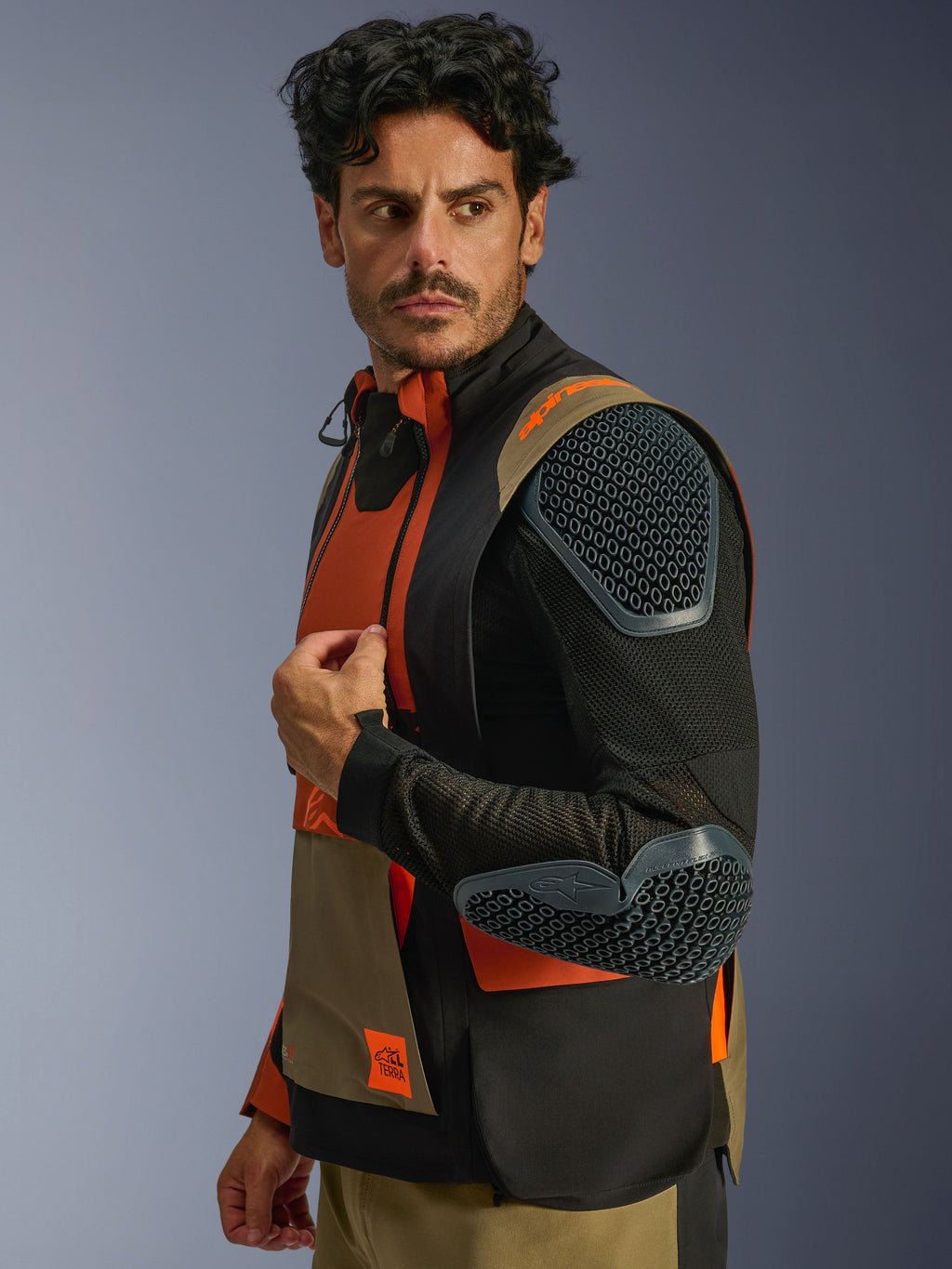 Alpinestars Halo Pro Drystar® XF lamineret jakke, Walnut Rust Black, modulært design med de ydre ærmer fjernet for at vise åndbart mesh og integreret Nucleon Flex Pro-beskyttelse på skulder og albue, adventure touring motorcykelbeklædning