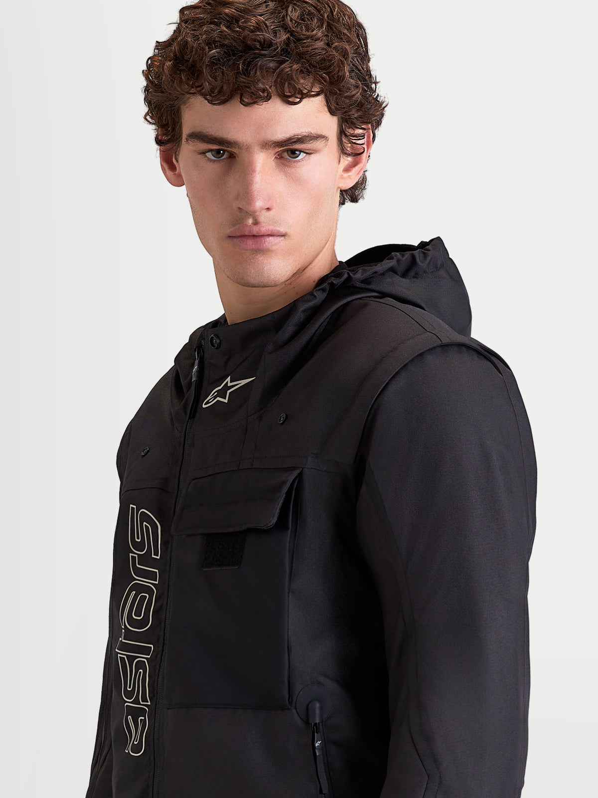 Alpinestars Morfex Parka WP Jakke, sort herre-motorcykeljakke til urban kørsel, nærbillede af model iført jakken med integreret hætte og brystlommer