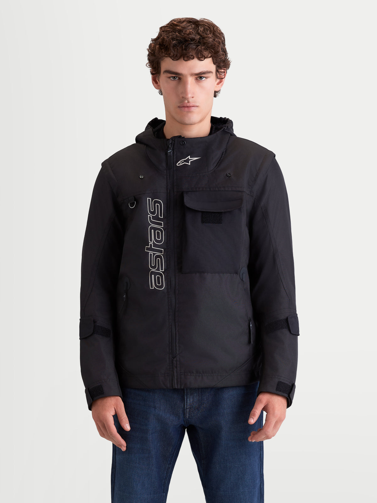 Alpinestars Morfex Parka WP jakke, herre-motorcykeltekstiljakke i sort, frontvisning på model der viser modulær parka-stil, integreret hætte og detaljer med brystlomme