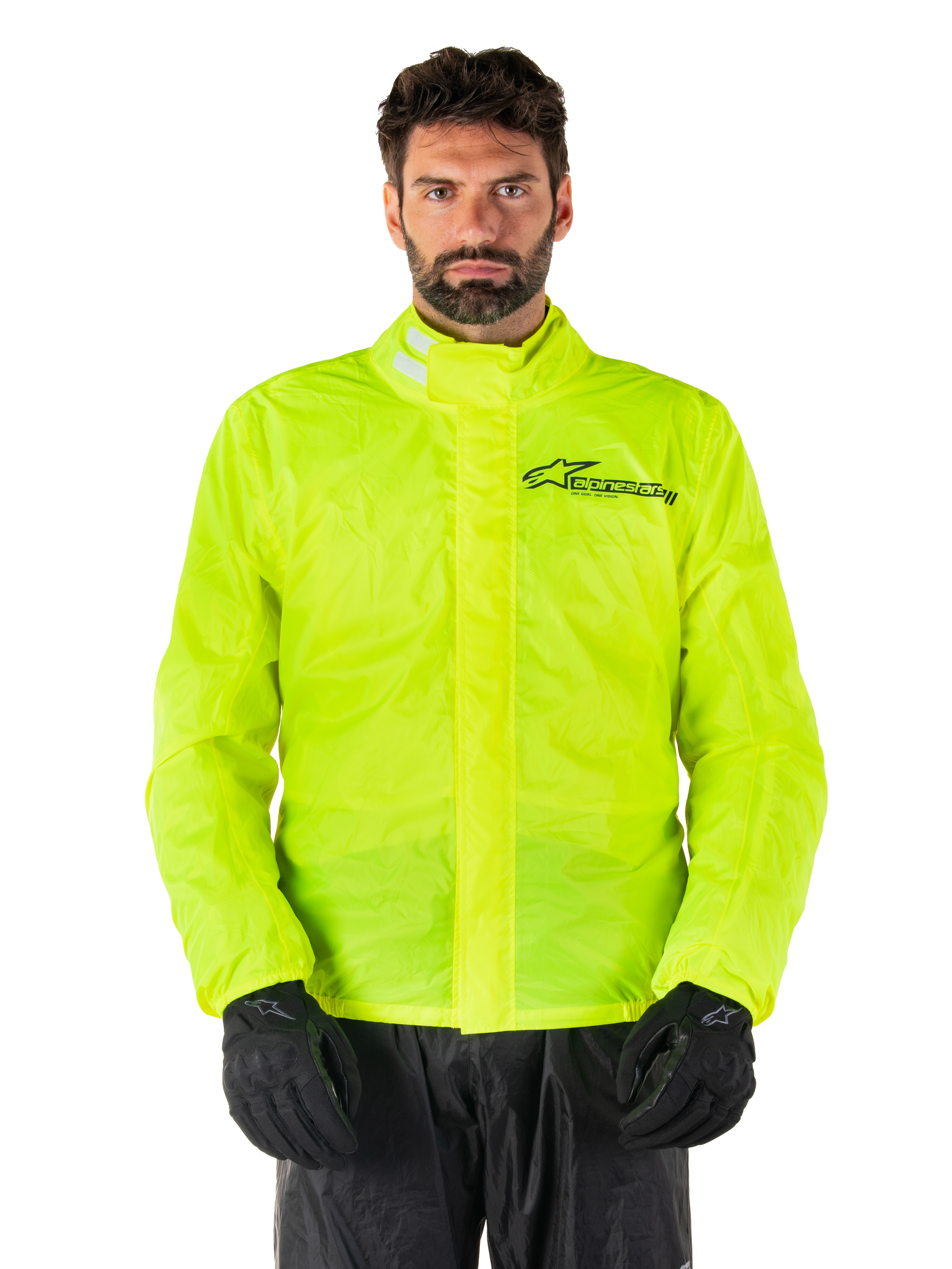 Alpinestars Hurricane Rain V2-jakke, motorcykelregnjakke, neongul, båret af model med sorte bukser og handsker, høj krave med reflekterende detaljer, front-stormklap med Alpinestars-logo, vandtæt udstyr med høj synlighed
