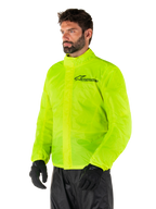 Alpinestars Hurricane Rain V2-jakke, Yellow Fluo, meget synlig fluorescerende gul vandtæt motorcykelregnjakke, dobbelt klaplukning foran, Alpinestars-logo på brystet, letvægts og sammenpakkeligt design til kørsel i vådt vejr