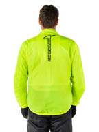 Alpinestars Hurricane Rain V2-jakke, regnjakke til motorcykel, Yellow Fluo, set bagfra viser lodret sort Alpinestars-logo midt på ryggen, let vandtæt materiale, båret med sorte kørebukser og handsker
