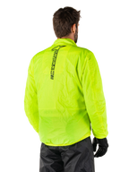 Alpinestars Hurricane Rain V2 Jakke, Yellow Fluo, set bagfra på mandlig model, lodret sort Alpinestars-ordmærke på ryggen, elastik i talje og manchetter, vandtæt og sammenpakbart design