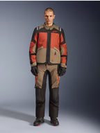 Alpinestars Andes V4 Drystar® jakke, adventure-motorcykeljakke, Walnut Rust Black, båret med matchende bukser og handsker, multi-tonalt design med rustorange og valnøddebrune paneler, holdbart tekstiludstyr til terrænkørsel