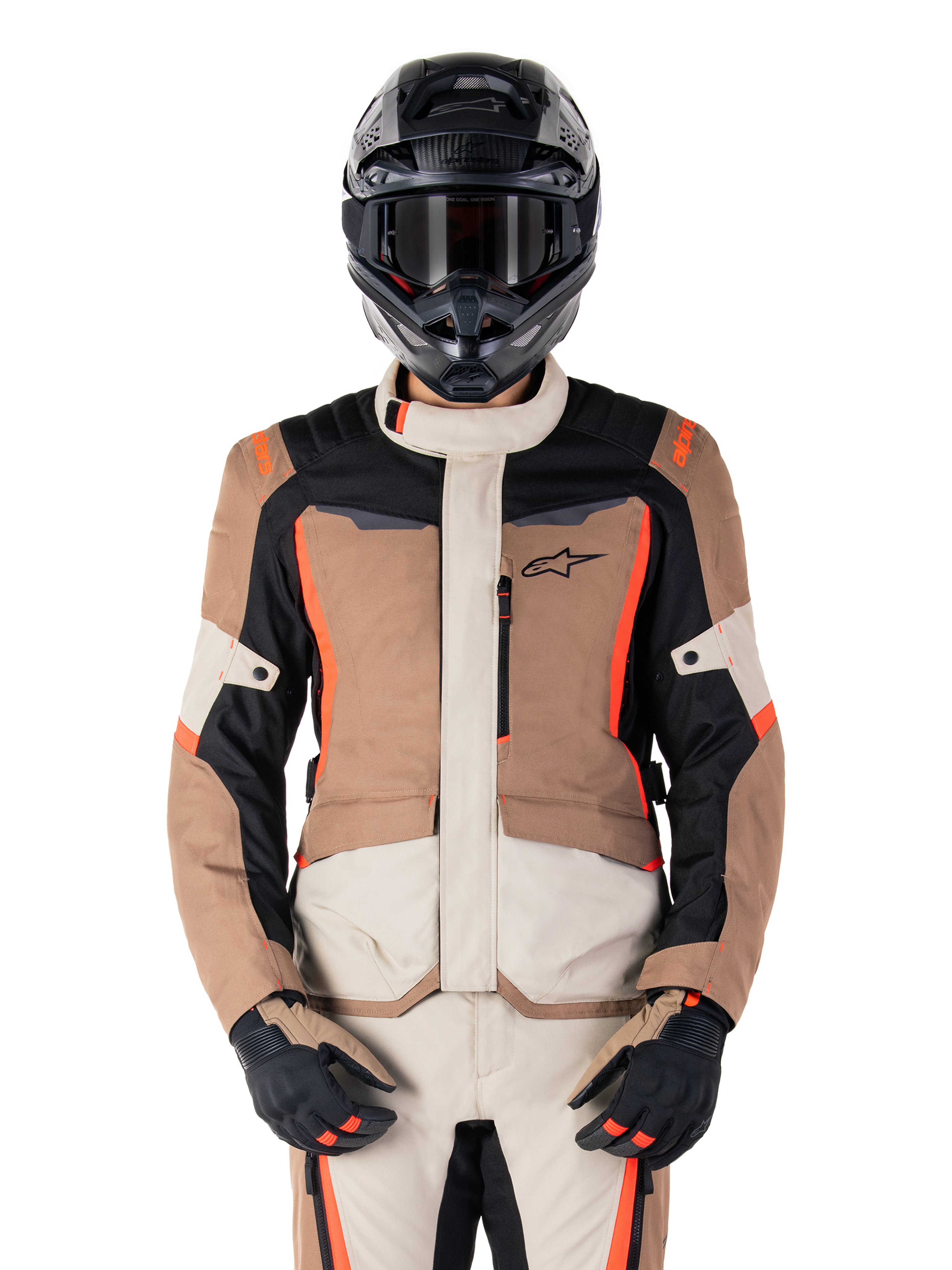 Alpinestars ST-1 vandtæt jakke, adventure touring-jakke, mørk khaki og sand med sorte og rød-fluo detaljer, båret med matchende bukser, sort adventure-hjelm og handsker, vandtæt beskyttelsesudstyr til kørsel i al slags vejr