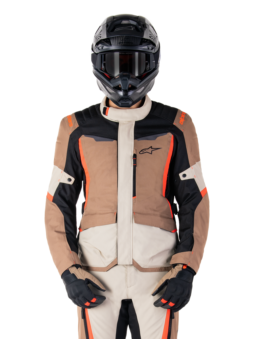 Alpinestars ST-1 vandtæt jakke, mørk khaki sand sort rød fluo, båret af en kører med sort hjelm og handsker, adventure touring-udstyr med beige og brune paneler og klare røde fluo-detaljer, set forfra på en hvid baggrund.