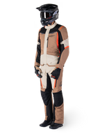 Alpinestars ST-1 vandtæt jakke, mørk khaki, sand, sort og rød fluo, båret af en kører i fuldt adventure touring-udstyr med matchende bukser, sort hjelm, briller, handsker og støvler, teknisk motorcykeloutfit til al slags vejr