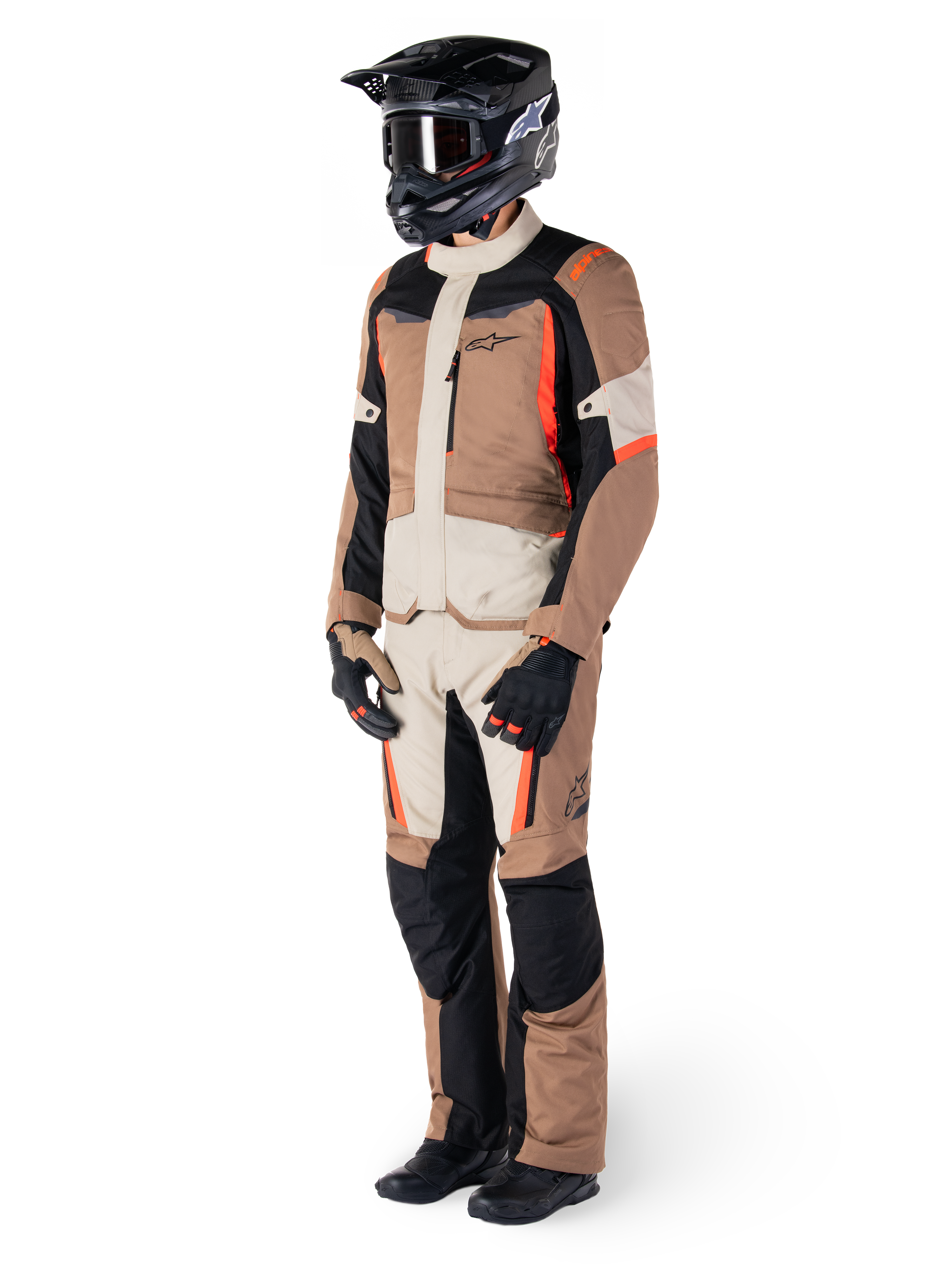 Alpinestars ST-1 vandtæt jakke, mørk khaki, sand, sort og rød fluo, båret af en kører i fuldt adventure touring-udstyr med matchende bukser, sort hjelm, briller, handsker og støvler, teknisk motorcykeloutfit til al slags vejr