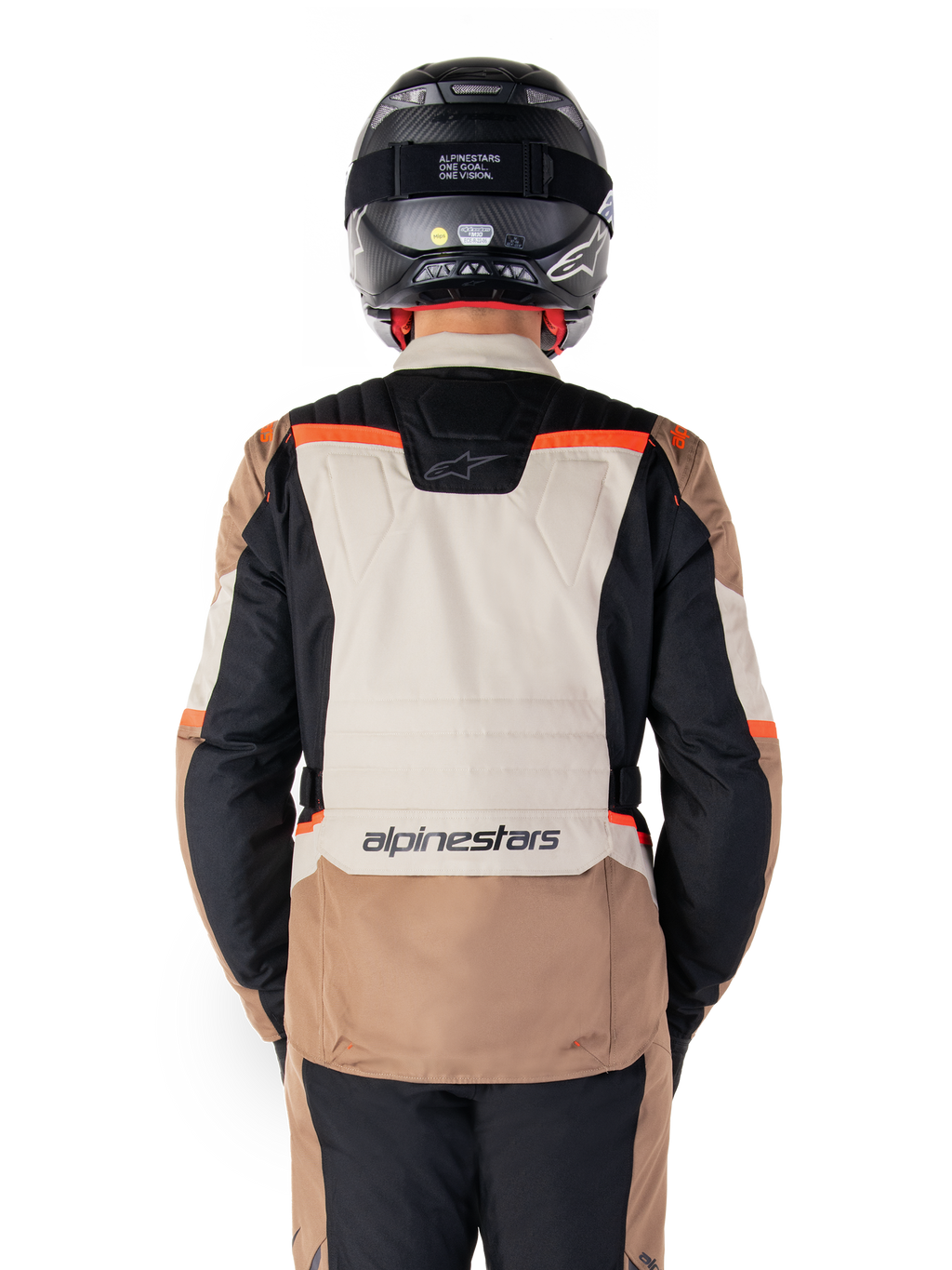 Alpinestars ST-1 Vandtæt Jakke, Dark Khaki Sand Black Red Fluo, set bagfra, adventure touring motorcykeljakke med et stort sandfarvet rygpanel, sorte ærmer og fluorescerende røde detaljer, vist på en kører med en sort hjelm.