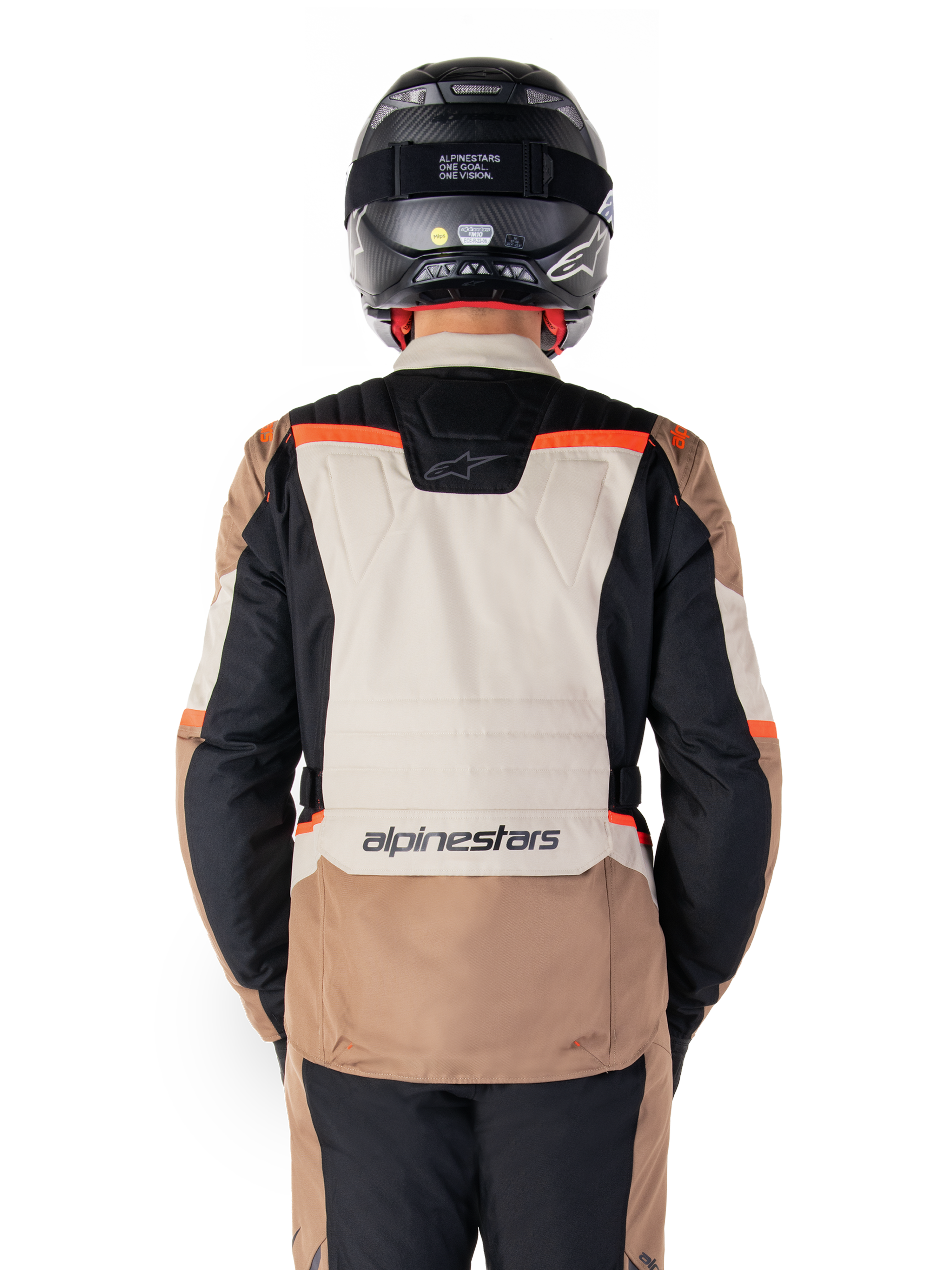 Alpinestars ST-1 Vandtæt Jakke, Dark Khaki Sand Black Red Fluo, set bagfra, adventure touring motorcykeljakke med et stort sandfarvet rygpanel, sorte ærmer og fluorescerende røde detaljer, vist på en kører med en sort hjelm.