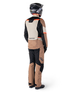 Alpinestars ST-1 Vandtæt Jakke, adventure touring-jakke, Dark Khaki Sand Black Red Fluo, set bagfra med matchende bukser og sort hjelm, med farveopdelte paneler og fluorescerende røde detaljer