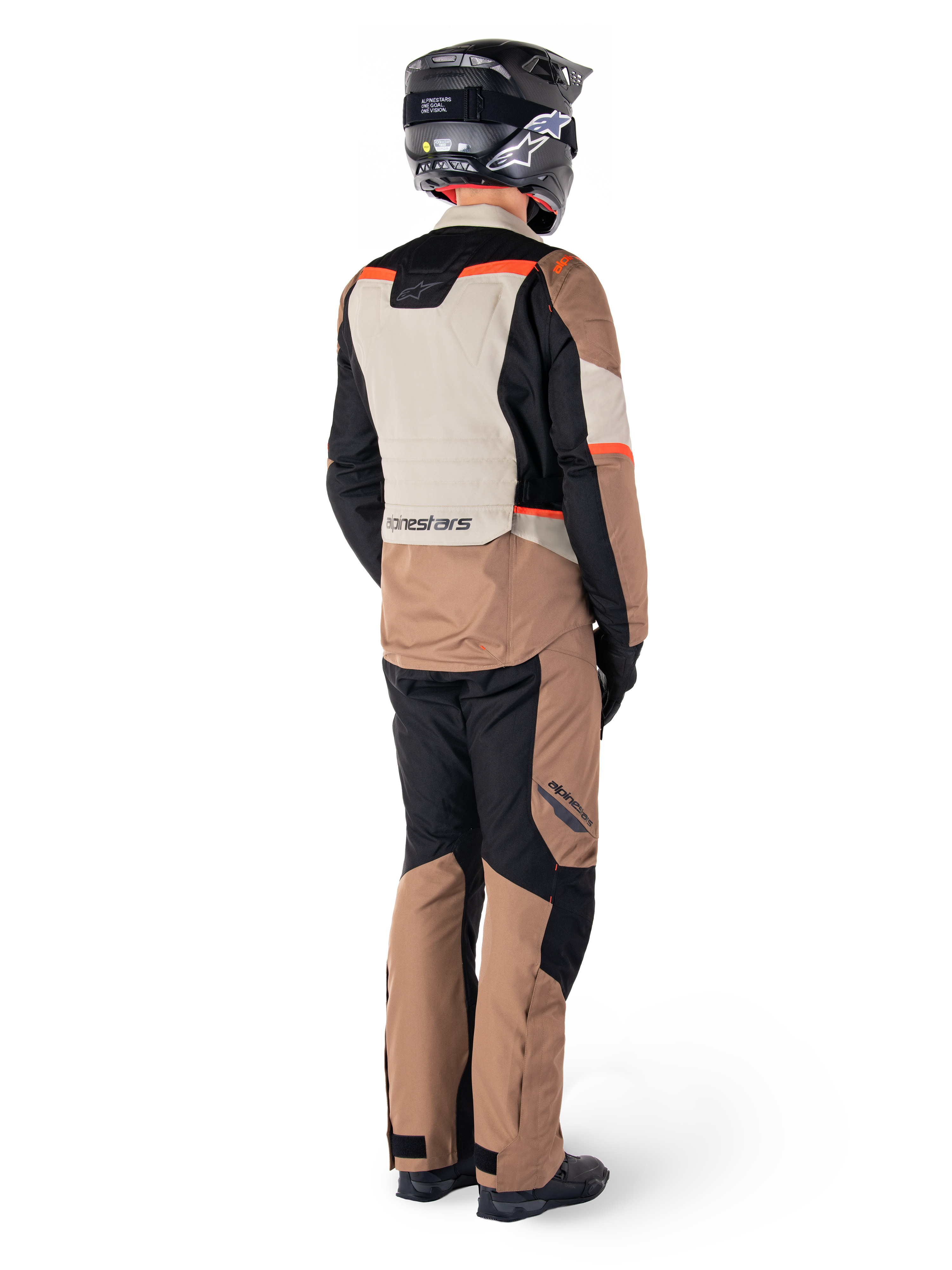 Alpinestars ST-1 Vandtæt Jakke, adventure touring-jakke, Dark Khaki Sand Black Red Fluo, set bagfra med matchende bukser og sort hjelm, med farveopdelte paneler og fluorescerende røde detaljer