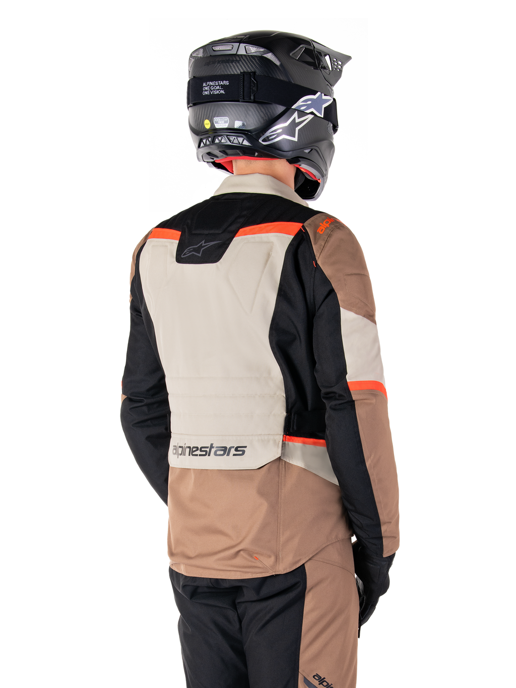 Alpinestars ST-1 vandtæt jakke, adventure touring-jakke, Dark Khaki Sand Black Red Fluo, set bagfra med farveopdelte tekstilpaneler, fluorescerende røde detaljer og Alpinestars-branding nederst på ryggen, båret af en kører med sort hjelm