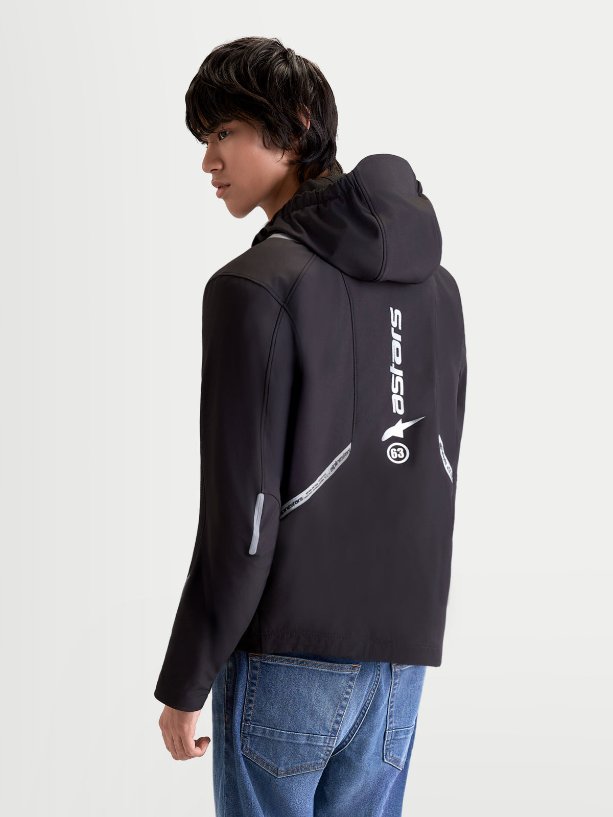 Alpinestars C 5 Drystar jakke, herre-motorcykeljakke i sort set bagfra på model, med integreret hætte, refleksdetaljer og vertikalt logoprint på ryggen