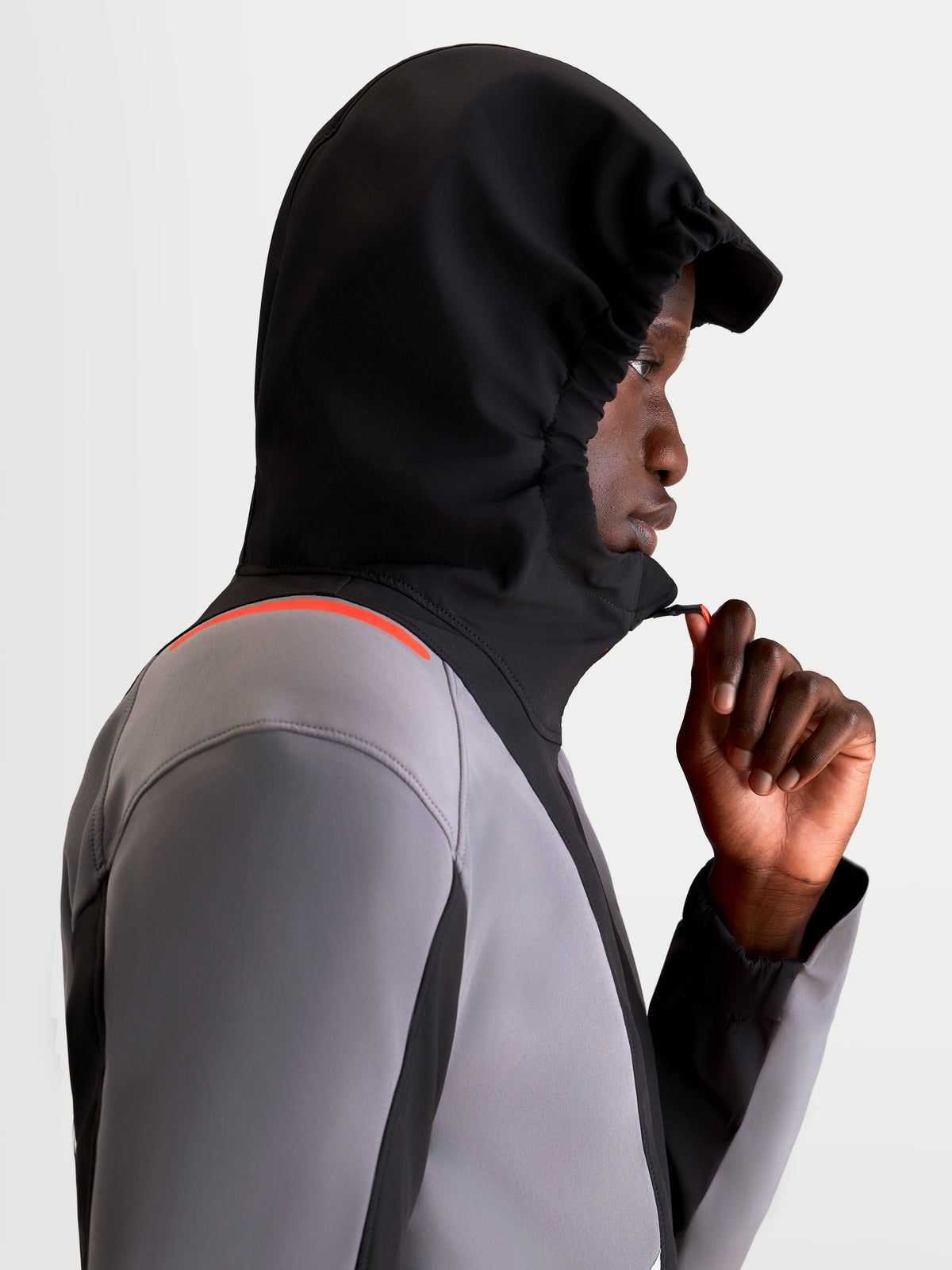 Alpinestars C 5 Drystar jakke, herre urban motorcykeljakke i sort og mørkegrå, sideprofil af model iført den vandtætte jakke med fastgjort hætte oppe og justering af frontlynlås