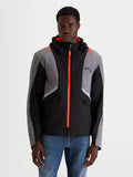 Alpinestars C-5 Drystar jakke, herre urban motorcykeltekstiljakke i sort og mørkegrå, set forfra på en model der viser vandtæt softshell-konstruktion, integreret hætte og lyse orange lynlåsdetaljer