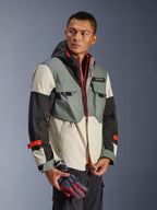 Alpinestars Mospher Waterproof Jacket i Fur Gray Black Ice, multi-panel tekstilparka med grå, sorte og råhvide sektioner, klare røde lynlås- og remdetaljer, taktisk inspireret design med hætte og funktionelle lommer, båret af model med motorcykelhandsker