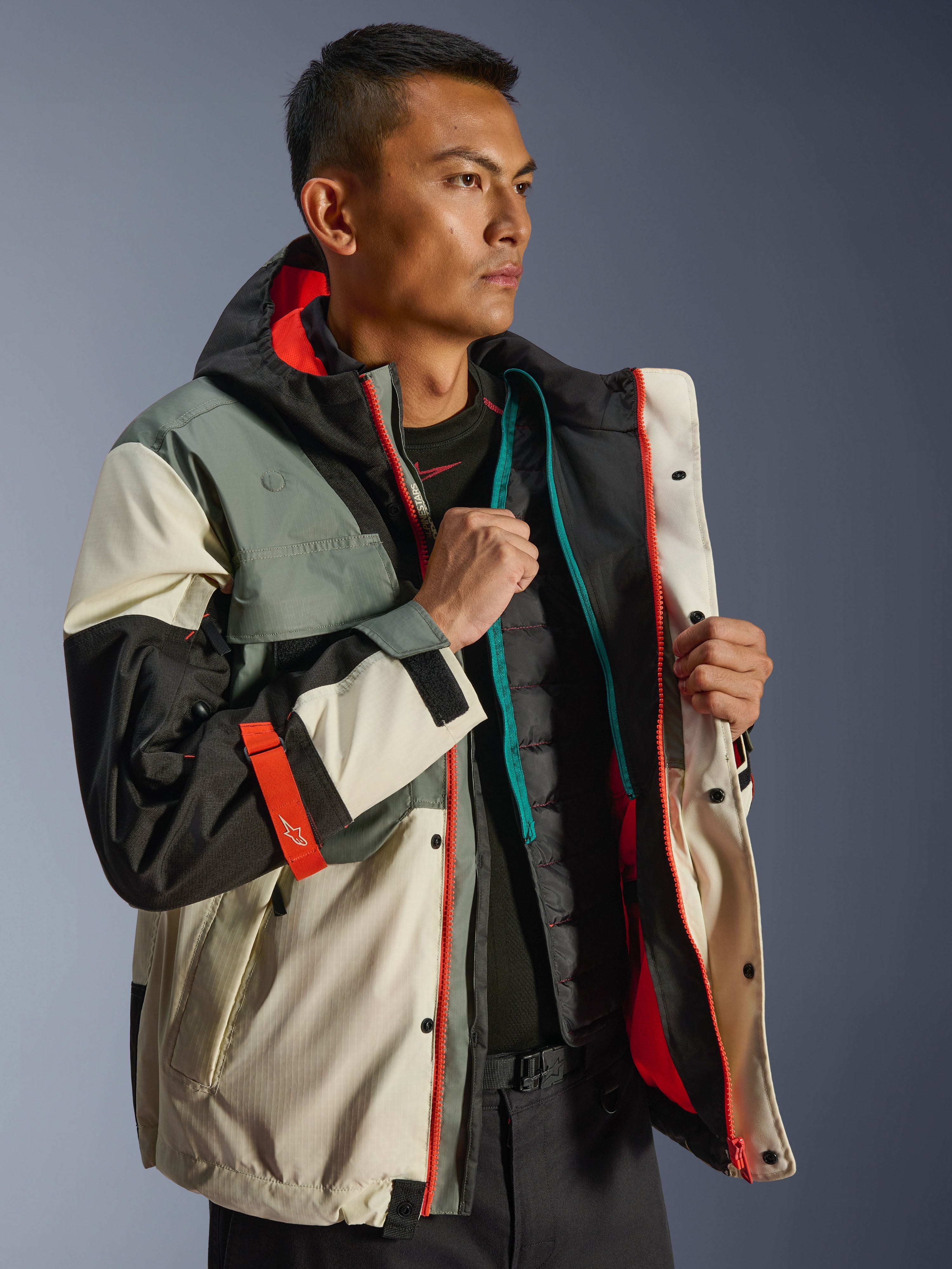 Alpinestars Mospher vandtæt jakke, urban motorcykelparka, Fur Gray Black Ice, med creme- og grå paneler og klare orange detaljer, vist åben med en vatteret termovest, taktisk inspireret design til kørsel i al slags vejr