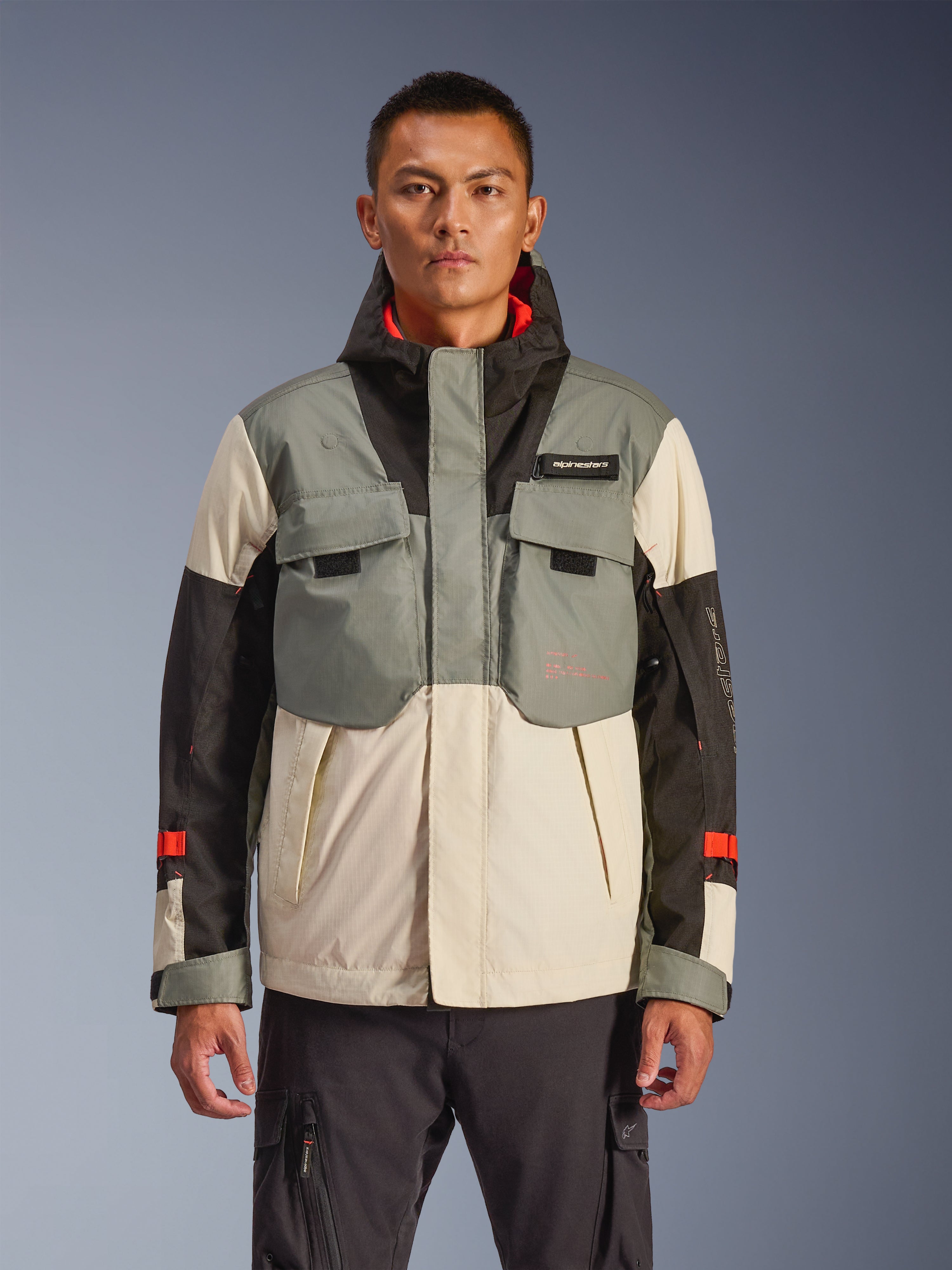 Alpinestars Mospher Waterproof Jacket, motorcykeljakke til mænd, grå, sort og cremefarvet colorblock-design, taktisk inspireret design med brystlommer, høj krave med hættesystem, røde detaljer på ærmerne, urbant køreudstyr til pendlere