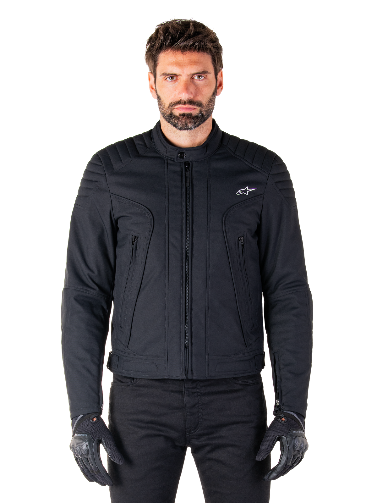 Alpinestars Clayton WR jakke, sort motorcykeljakke båret af model, med quiltede skulderdetaljer og teknisk grafik, central Vislon-lynlås, vertikale lynlåslommer, lille hvidt logo på brystet, urbant køreudstyr til brug på vej