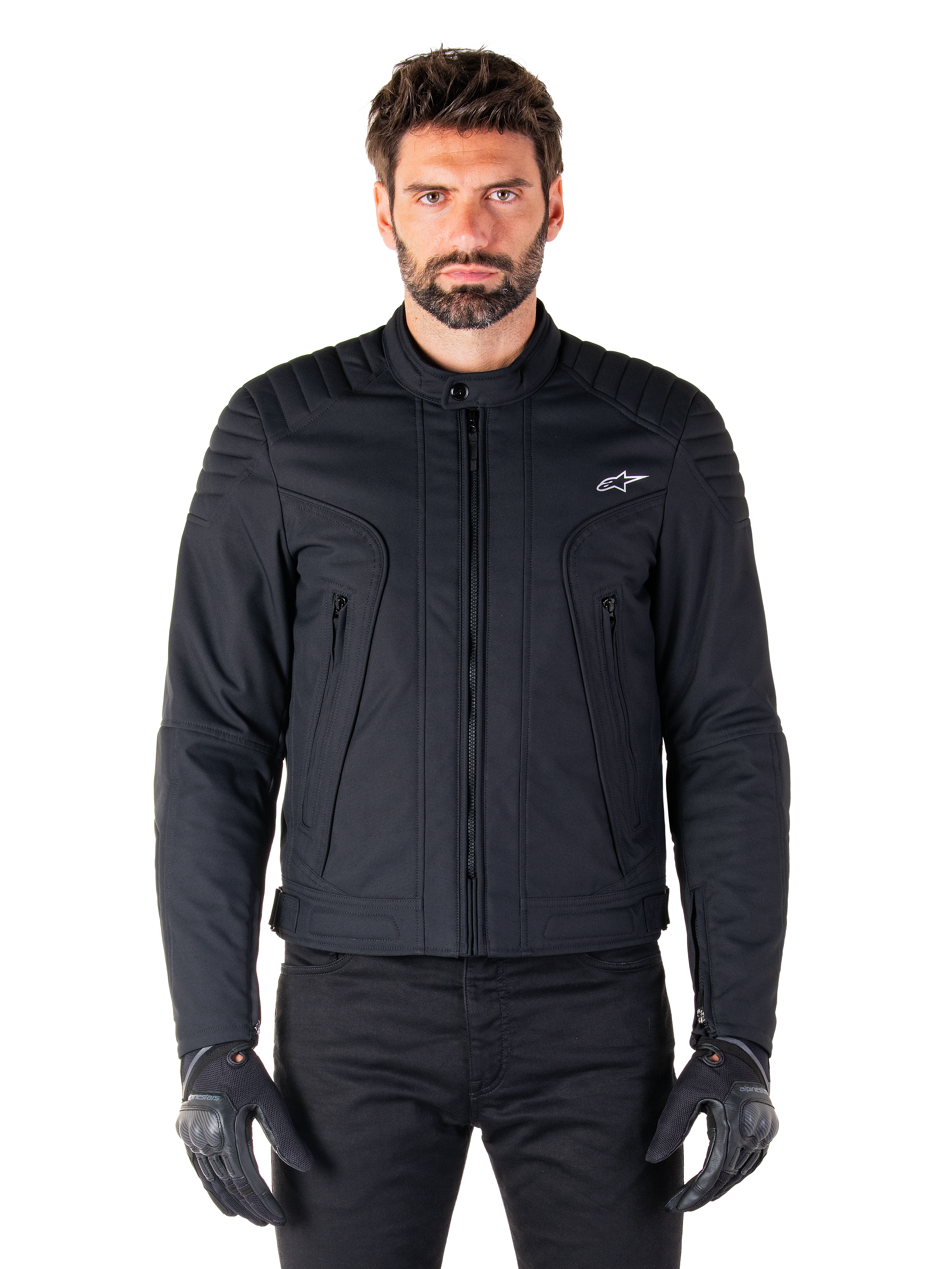 Alpinestars Clayton WR jakke, sort motorcykeljakke båret af model, med quiltede skulderdetaljer og teknisk grafik, central Vislon-lynlås, vertikale lynlåslommer, lille hvidt logo på brystet, urbant køreudstyr til brug på vej