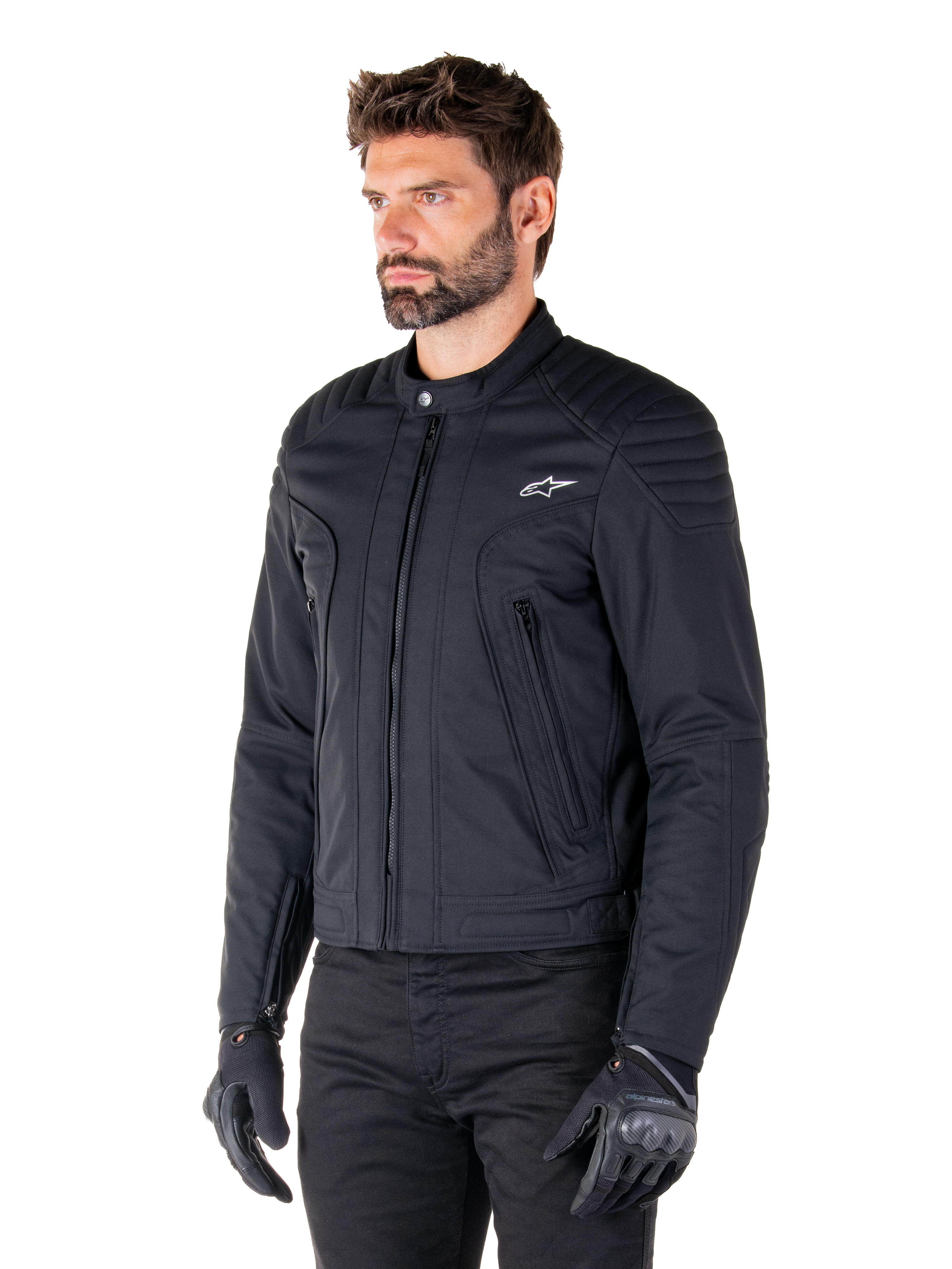Alpinestars Clayton WR Jakke, sort, urban motorcykeljakke i tekstil med quiltede detaljer på skuldre og underarme, slim-fit design, mat finish, båret af en kører med sorte handsker.