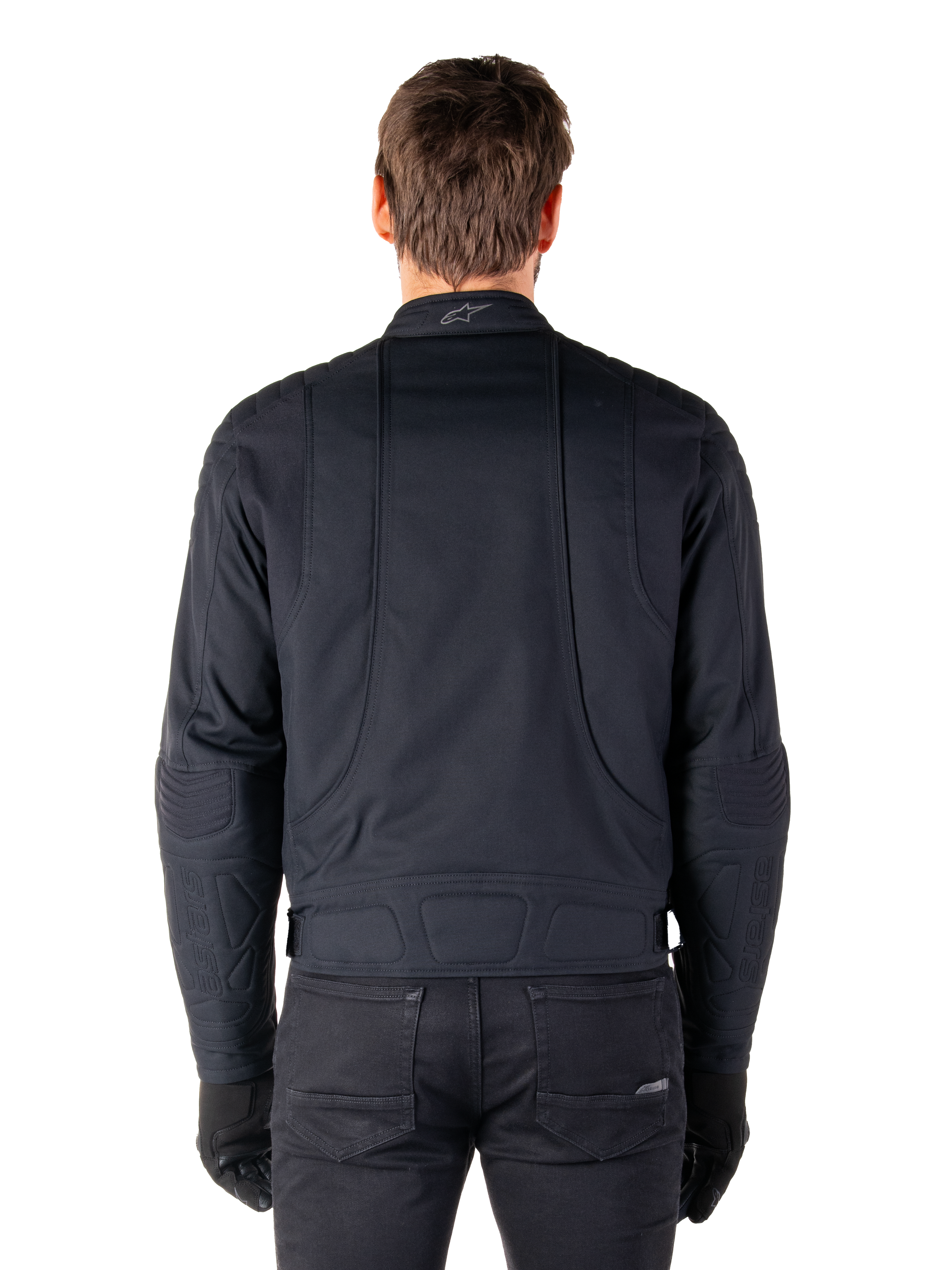 Alpinestars Clayton WR Jakke, sort, set bagfra på en mand iført den vandafvisende urbane motorcykeljakke, med quiltede forstærkninger på skuldre og albuer, ergonomiske linjer og en mat finish