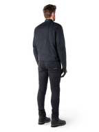 Alpinestars Clayton WR-jakke i sort, set bagfra af en kører, med quiltede albue- og skulderpaneler, ergonomiske buede syninger, reflekterende detaljer på kraven, sorte kørebukser og støvler, urbant motorcykel-look.