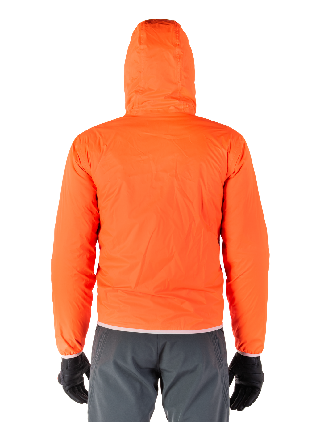 Alpinestars Mohobbs Waterproof Jacket, Bright Orange Fluo pakkebart regnslag, set bagfra af letvægtsjakke med hætte, båret med mørkegrå kørebukser og sorte handsker