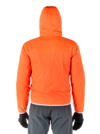 Alpinestars Mohobbs Waterproof Jacket, Bright Orange Fluo pakkebart regnslag, set bagfra af letvægtsjakke med hætte, båret med mørkegrå kørebukser og sorte handsker