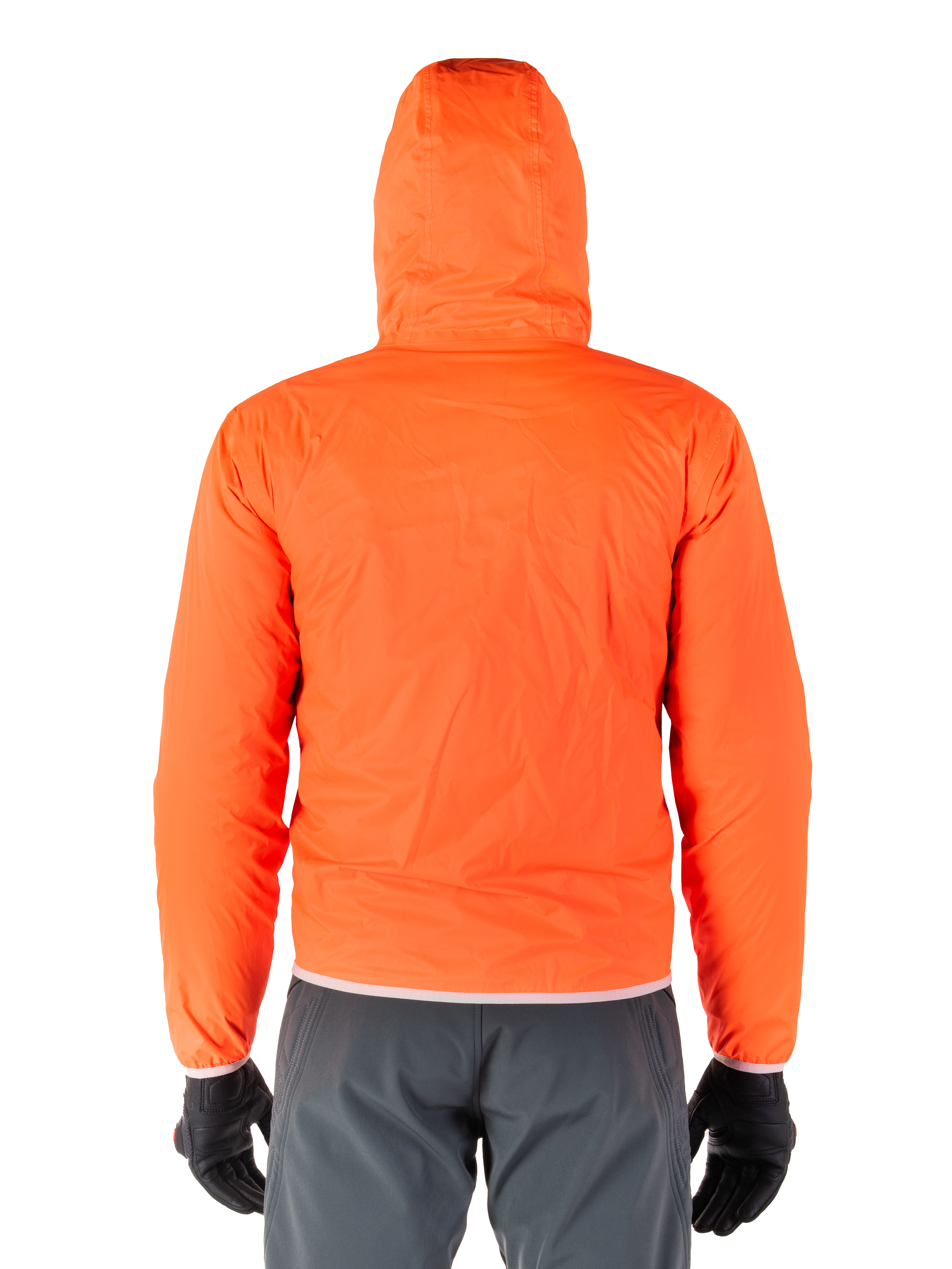 Alpinestars Mohobbs Waterproof Jacket, Bright Orange Fluo pakkebart regnslag, set bagfra af letvægtsjakke med hætte, båret med mørkegrå kørebukser og sorte handsker
