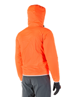 Alpinestars Mohobbs vandtæt jakke, pakkebart nødregnslag i klar Orange Fluo, set bagfra med stormsikker hætte, båret med mørkegrå kørebukser og sorte handsker, letvægts vandtæt urban motorcykeludstyr