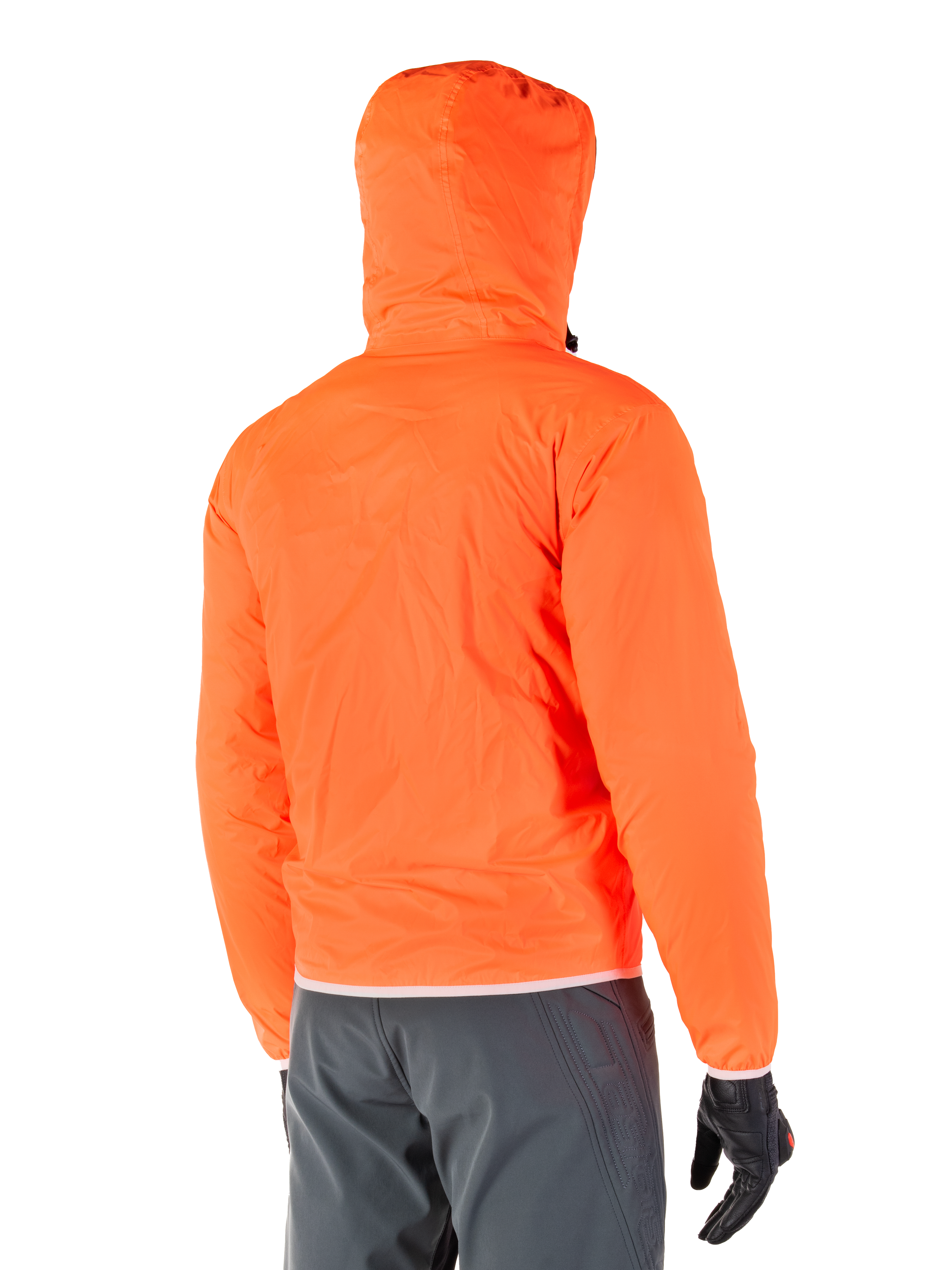 Alpinestars Mohobbs vandtæt jakke, pakkebart nødregnslag i klar Orange Fluo, set bagfra med stormsikker hætte, båret med mørkegrå kørebukser og sorte handsker, letvægts vandtæt urban motorcykeludstyr