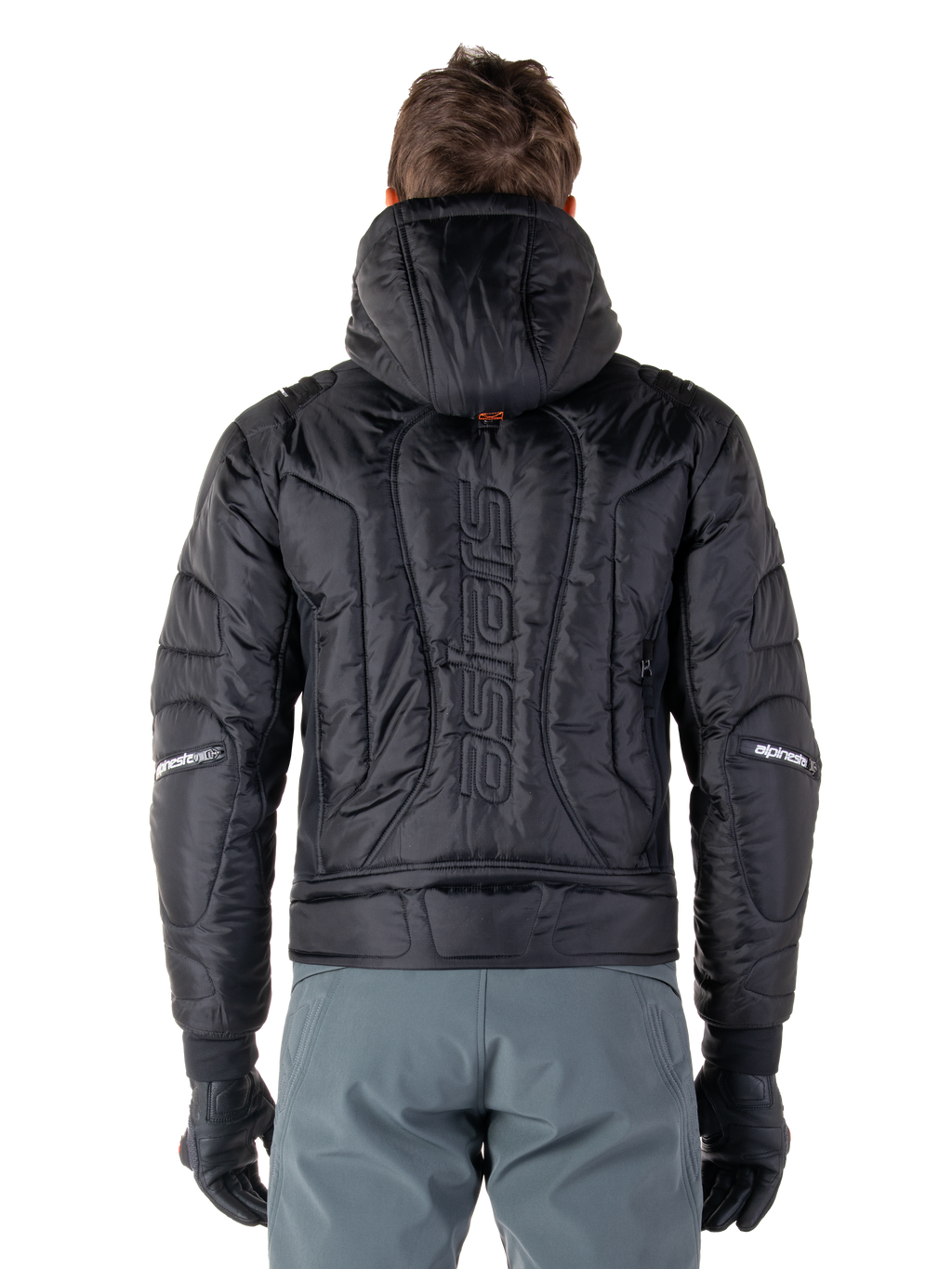 Alpinestars Mohobbs Vandtæt Jakke, sort, set bagfra viser quiltet polstret konstruktion, lodret 'astars'-ordmærke på ryggen, hætten oppe, moderne moto-streetwear-stil