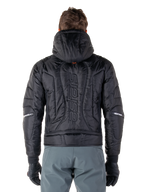 Alpinestars Mohobbs Vandtæt Jakke, sort, set bagfra viser quiltet polstret konstruktion, lodret 'astars'-ordmærke på ryggen, hætten oppe, moderne moto-streetwear-stil