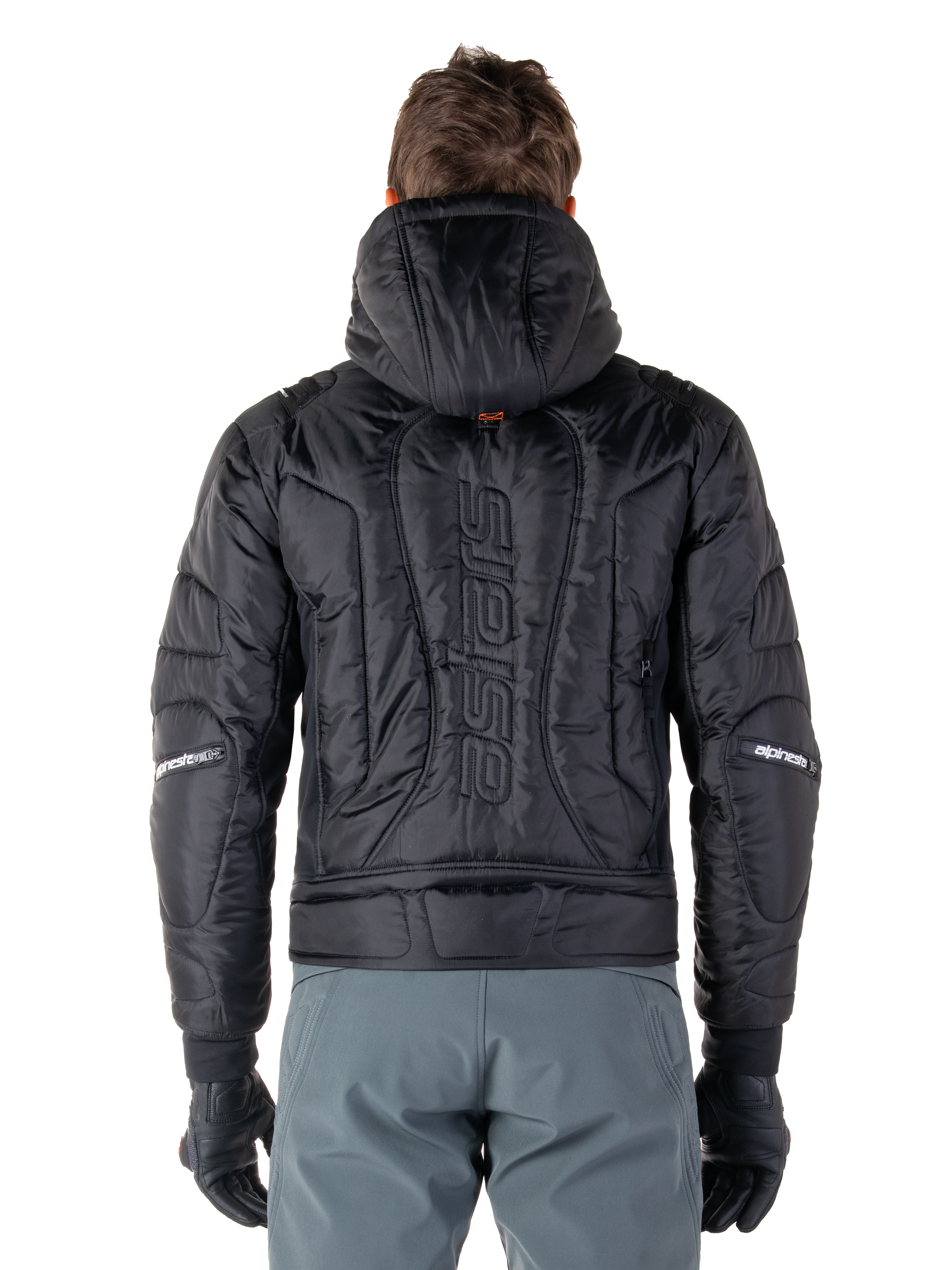 Alpinestars Mohobbs Vandtæt Jakke, sort, set bagfra viser quiltet polstret konstruktion, lodret 'astars'-ordmærke på ryggen, hætten oppe, moderne moto-streetwear-stil