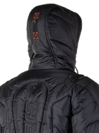 Alpinestars Mohobbs vandtæt jakke, polstret motorcykel bomberjakke, sort og neon-orange, quiltet tekstur med isoleret polstring, har hætte og lynlås foran, moderne urban streetwear til kørsel