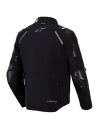 Alpinestars Andes Pro Drystar® XF jakke, set bagfra, sort og mørkegrå, adventure touring tekstiljakke med en stor baglomme, refleksdetaljer på skuldrene, Alpinestars-logo og Tech-Air®-kompatibilitetsbranding.