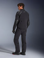 Alpinestars Andes Pro Drystar® XF jakke, adventure motorcykeljakke, sort, set bagfra med matchende bukser og støvler, med forstærkede paneler og sølvstjerne-logo, teknisk køreudstyr til al slags vejr