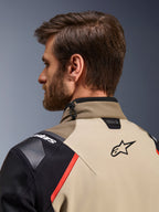 Alpinestars Andes Pro Drystar® XF-jakke i Walnut Aluminum, nærbillede bagfra, der viser kraven og de øverste skuldre, med Alpinestars-logo, Tech-Air-kompatibilitetsbranding, røde detaljer og et snoretrækssystem til justering i nakken.