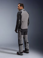 Alpinestars Andes Pro Drystar® XF Jakke, adventure-touring motorcykeljakke i mørkegrå og sort, set bagfra på en model, der viser det store rygpanel og forstærkede ærmer, kombineret med matchende adventure-bukser, handsker og støvler