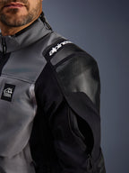 Alpinestars Andes Pro Drystar® XF jakke, adventure-motorcykeljakke, mørkegrå og sort, nærbillede af forstærket skulder med Alpinestars-branding, 'TERRA' logo-patch og ærmeventilation med lynlås på teknisk tekstilskal.