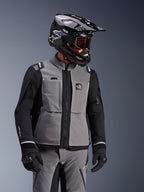 Alpinestars Andes Pro Drystar® XF jakke, mørkegrå og sort, adventure-motorcykeljakke båret med sort SM10-hjelm og matchende køreudstyr, 3-lags tekstildesign med central lynlås og brystlommer, leddelt design til touring i al slags vejr