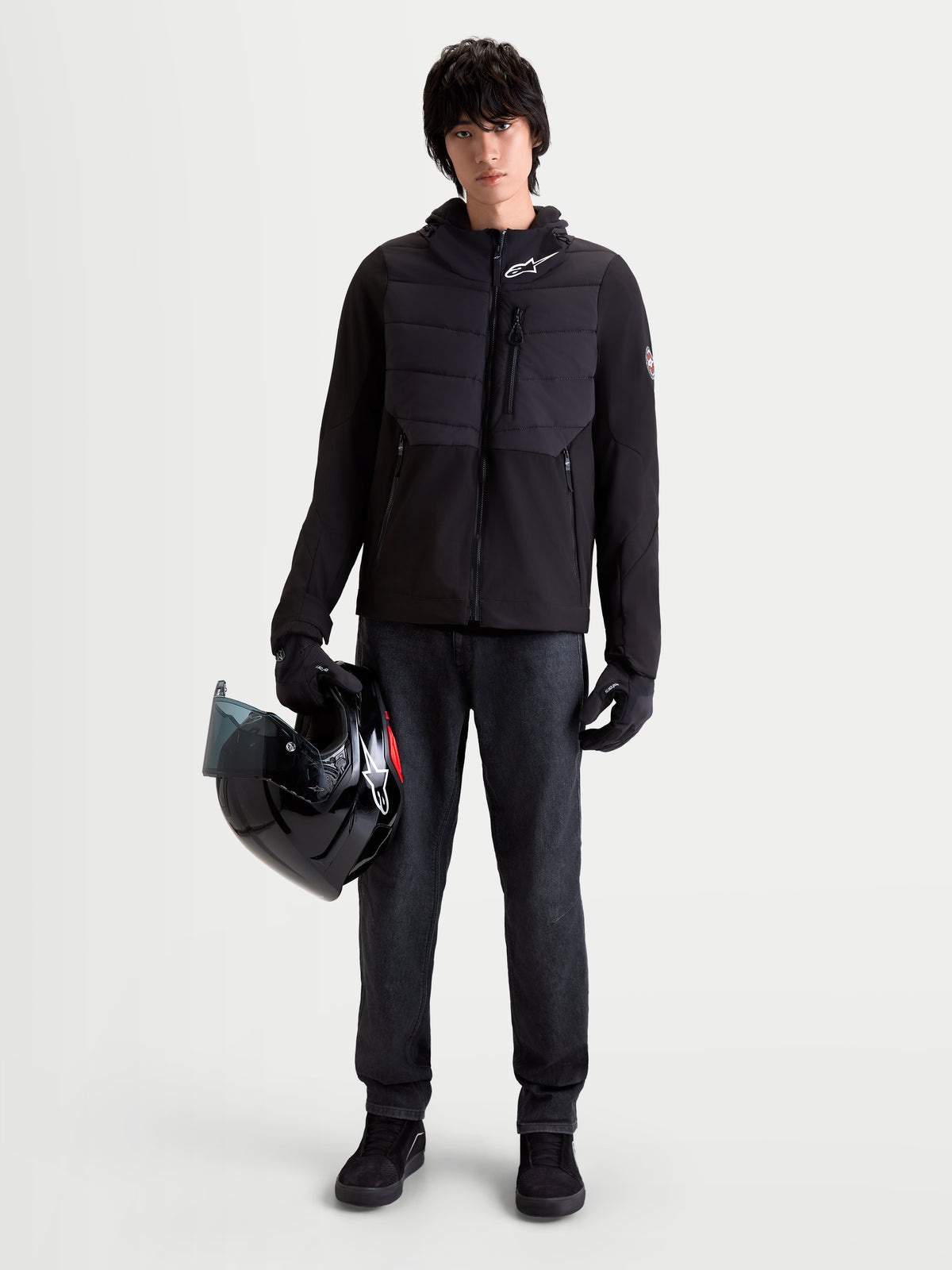 Alpinestars Therma Tech WP jakke, herre-motorcykeljakke til urban kørsel i sort, frontvisning af mandlig model iført matchende handsker og med en hjelm