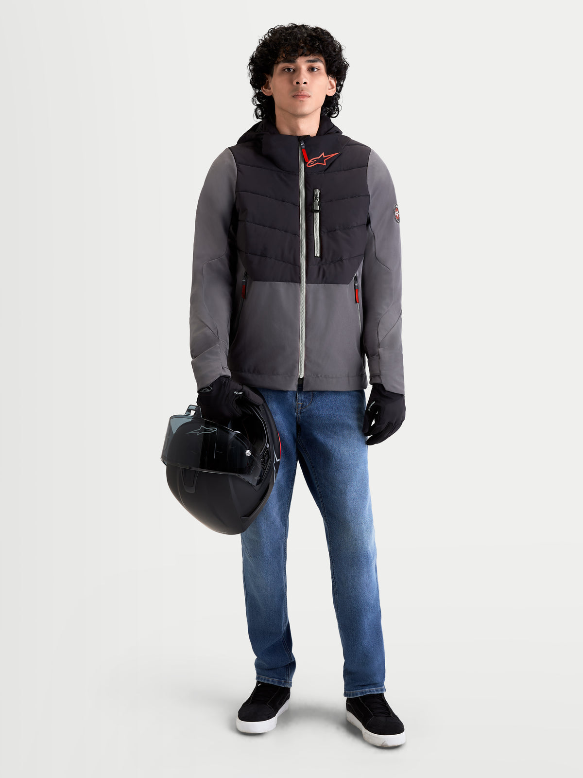 Alpinestars Therma-Tech Vandtæt Jakke, herre-urban-motorcykeljakke i sort og mørkegrå, set forfra på model iført jeans, handsker og med en hjelm i hånden