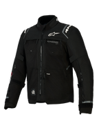 Alpinestars Cusco Drystar®-jakke, sort motorcykeljakke til adventure touring, teknisk tekstilkonstruktion med flere ventilationslynlåse, hvidt Alpinestars-logo på bryst og skuldre, All Terra-branding og refleksdetaljer