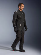 Mandlig model iført Alpinestars Cusco Drystar®-jakke i sort, adventure touring motorcykeludstyr med matchende sorte bukser og støvler, design med flere lommer, 'Drystar'-branding på ærmet og 'Terra'-logo.
