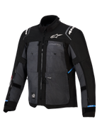 Alpinestars Cusco Drystar® jakke, adventure touring-jakke, sort og mørkegrå, med ripstop-tekstilpaneler, hvidt Alpinestars-branding på brystet og skuldrene, flere ventilationslynlåse og lyseblå detaljer.